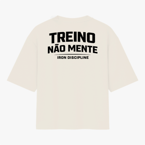 Camiseta com estampa frontal de "IRON DISCIPLINE" em estilo metálico e estampa traseira de "TREINO NÃO MENTE" em letras grandes, acompanhada por "IRON DISCIPLINE".