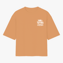 Camiseta com estampa frontal de texto estilizado "NÃO TEMAS, POIS EU ESTOU CONTIGO" e estampa traseira de mesma frase em destaque no centro.