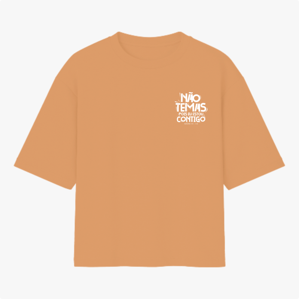 Camiseta com estampa frontal de texto estilizado "NÃO TEMAS, POIS EU ESTOU CONTIGO" e estampa traseira de mesma frase em destaque no centro.