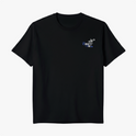 Camiseta com estampa frontal de slogan estilizado com o desenho de uma cruz e estampa traseira de rosto com coroa de espinhos e letras grandes.