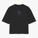 Camiseta com estampa frontal de arara azul acompanhada de um pequeno texto curvado e estampa traseira de arara azul sobre galho com texto em destaque.
