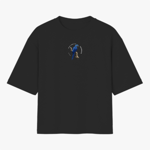 Camiseta com estampa frontal de arara azul acompanhada de um pequeno texto curvado e estampa traseira de arara azul sobre galho com texto em destaque.