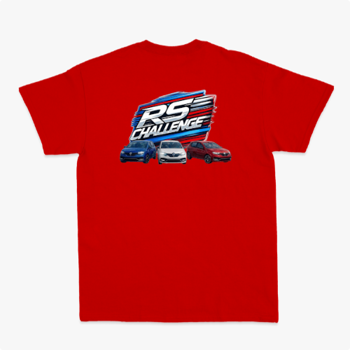 Camiseta com estampa frontal de "RS Challenge" estilizado e estampa traseira de "RS Challenge" maior com três carros em perspectiva detalhada.
