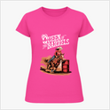 Camiseta com estampa frontal de cavaleira montando cavalo em competição de rodeio ao lado de dois barris, acompanhada do texto "Queen of the Barrels".