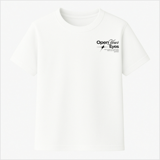 Camiseta com estampa frontal de texto estilizado, "Open Your Eyes", acompanhada de subtítulo menor com design minimalista e linhas elegantes.
