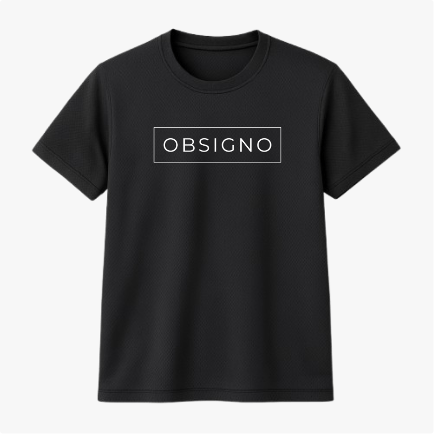 Camiseta com estampa frontal de uma palavra centralizada dentro de um retângulo delineado, usando uma fonte clara e moderna que destaca o texto.