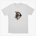 Camiseta com estampa frontal de cachorro divertido rompendo papel, com detalhes rabiscados e manchas de tinta em estilo artístico.