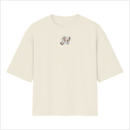 Camiseta com estampa frontal de personagem animado empolgado e estampa traseira de figura estilizada em pose poderosa rodeada por efeitos de fogo e texto decorativo.