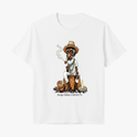 Camiseta com estampa frontal de personagem sentado em tronco, vestindo chapéu e roupas rústicas, segurando cachimbo, com jarro e fogo ao lado.
