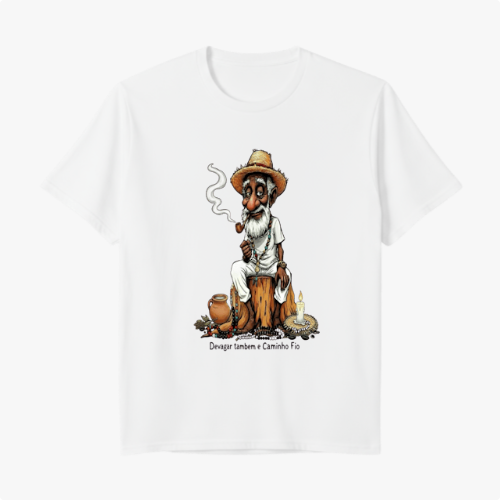 Camiseta com estampa frontal de personagem sentado em tronco, vestindo chapéu e roupas rústicas, segurando cachimbo, com jarro e fogo ao lado.