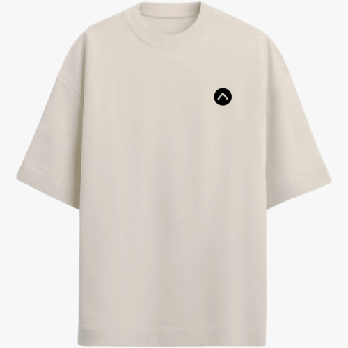 Camiseta com estampa frontal de símbolo de seta estilizada em círculo e estampa traseira de Cristo Redentor em arte urbana com fundo texturizado.