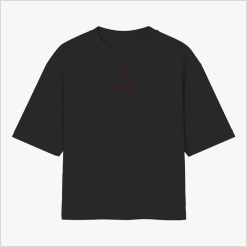 Camiseta com estampa frontal de rosto sorridente minimalista e estampa traseira de personagem estilizado com aparência intensa e caracteres orientais.
