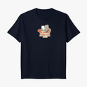 Camiseta com estampa frontal de personagem segurando um cartão vermelho e uma faixa com texto, ao lado de elementos que simbolizam arbitragem esportiva.