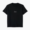 Camiseta com estampa frontal de assinatura estilizada em linha com pequena inscrição adjacente centrada no peito.