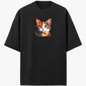 Camiseta com estampa frontal de rosto de gato estilizado, usando traços coloridos e vibrantes, destacando olhos expressivos e um coração no peito.