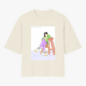 Camiseta com estampa frontal de uma figura feminina sentada de forma relaxada em uma cadeira, usando roupas casuais e tênis, sobre superfície quadrada.