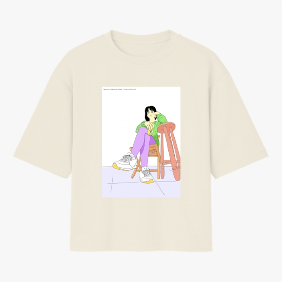 Camiseta com estampa frontal de uma figura feminina sentada de forma relaxada em uma cadeira, usando roupas casuais e tênis, sobre superfície quadrada.