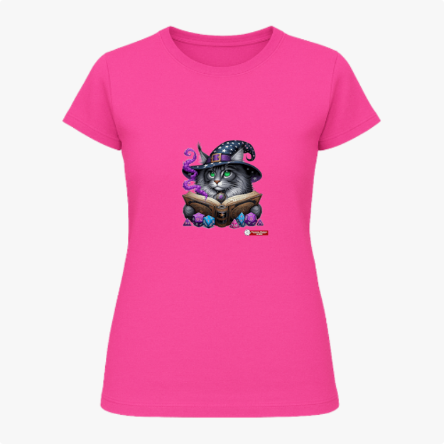 Camiseta com estampa frontal de gato com chapéu de mago, lendo um livro cercado por cristais e névoa; estampa traseira com pequeno logotipo textual.