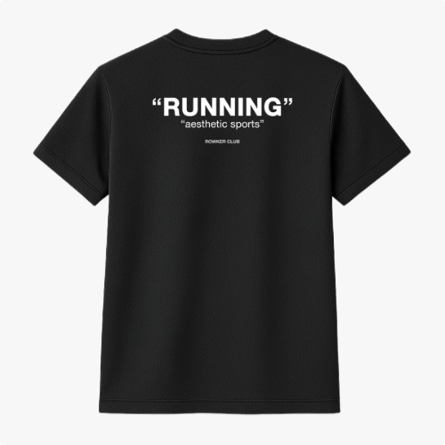 Camiseta com estampa frontal de "RUNNING" e estampa traseira de "RUNNING" com texto complementar "aesthetic sports" seguido de "ROWKER CLUB".