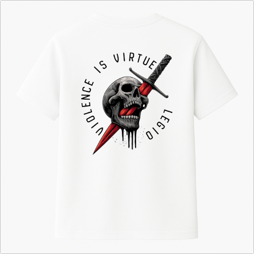 Camiseta com estampa frontal de frase estilizada "Violence is Virtue Legio" e estampa traseira de caveira perfurada por espada com inscrição ao redor.