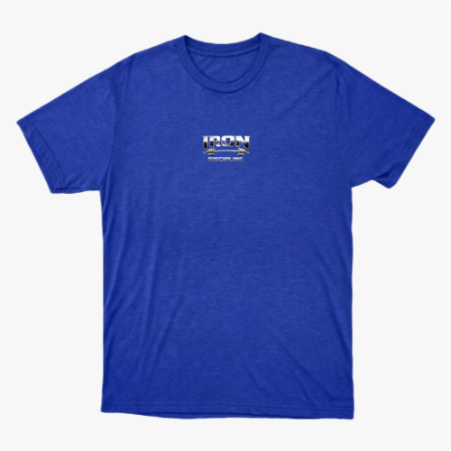 Camiseta com estampa frontal de texto com o design "Iron Discipline" em estilo gráfico robusto e moderno, destacando linhas fortes e elementos industriais.
