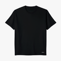 Camiseta com estampa frontal de texto pequeno "M.G." no canto inferior e estampa traseira de texto "MAIN M" próximo à gola.