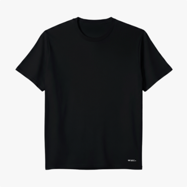 Camiseta com estampa frontal de texto pequeno "M.G." no canto inferior e estampa traseira de texto "MAIN M" próximo à gola.