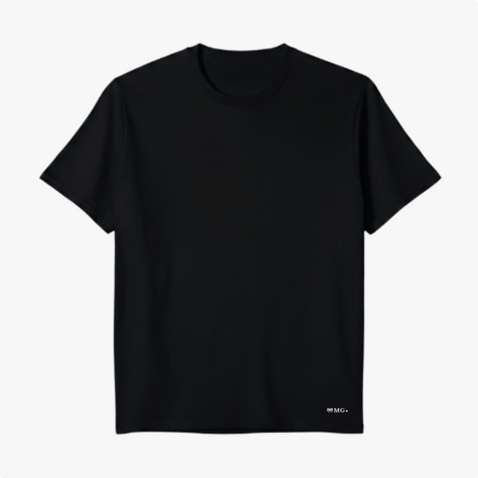 Camiseta com estampa frontal de texto pequeno "M.G." no canto inferior e estampa traseira de texto "MAIN M" próximo à gola.