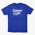 Camiseta com estampa frontal de letras estilizadas "Carranca & Labs" e estampa traseira de um desenho gráfico de figura caricata com expressão marcante.