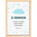 Quadro com estampa frontal de nuvens acompanhadas de texto "O SENHOR é quem te guarda, desde agora e para sempre" rodeado de estrelas.