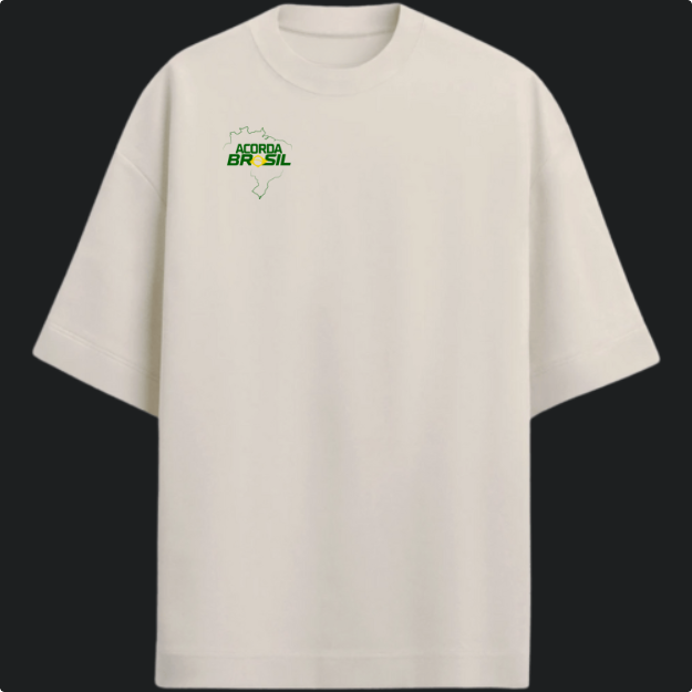 Camiseta com estampa frontal de contorno do mapa do Brasil e texto "Acorda Brasil" abaixo. Estampa traseira apresenta o mesmo design ampliado.