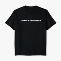 Camiseta com estampa frontal de texto centralizado "KING'S DAUGHTER" em fonte simples e marcante, enfatizando uma mensagem de nobreza.