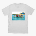 Camiseta com estampa frontal de cena litorânea com pessoas e jipe sobre balsa em rio, e estampa traseira de texto "Barra do Rio" com sol e palmeiras.