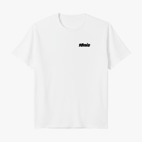 Camiseta com estampa frontal de texto estilizado "10nis" e estampa traseira de ilustração de duas pessoas jogando tênis com fala "Sque!" em quadrinho.