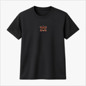 Camiseta com estampa frontal de flor com cinco pétalas arredondadas sobrepostas, em tons de vermelho e detalhes internos que criam um efeito de profundidade.