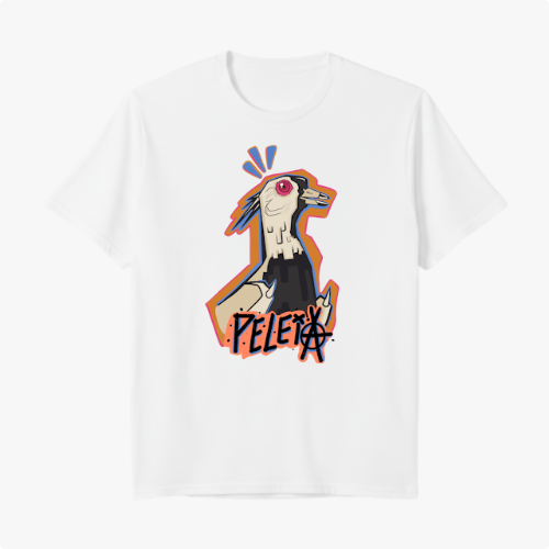 Camiseta com estampa frontal de galo estilizado com detalhes gráficos angulares, contornos coloridos e inscrições em estilo grafite na parte inferior.