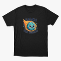 Camiseta com estampa frontal de meteoro sorridente rodeado por estrelas e frase "CALMA VAI PIORAR" em letras estilizadas.