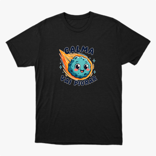 Camiseta com estampa frontal de meteoro sorridente rodeado por estrelas e frase "CALMA VAI PIORAR" em letras estilizadas.