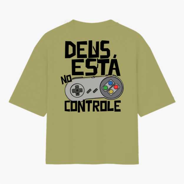 Camiseta com estampa frontal de logo pequeno escrito “VIGIA” no centro e estampa traseira de controle de videogame com frase “DEUS ESTÁ NO CONTROLE”.