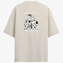 Camiseta com estampa frontal de duas cabeças de gatos em estilo ilustrativo e estampa traseira de dois gatos sentados rodeados por detalhes artísticos.
