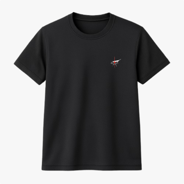 Camiseta com estampa frontal de pequeno desenho de peixe estilizado com detalhes em vermelho e branco, destacando uma linha fina e pontas afiadas.