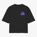 Camiseta com estampa frontal de três estrelas de tamanhos variados e estampa traseira de quadrinhos com retratos estilizados e a palavra "Starboy".