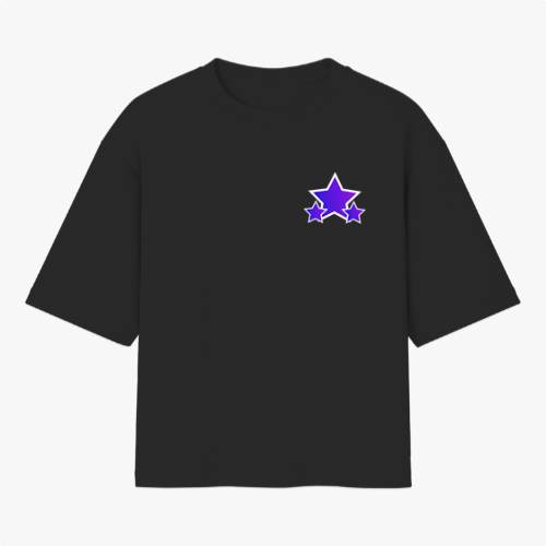 Camiseta com estampa frontal de três estrelas de tamanhos variados e estampa traseira de quadrinhos com retratos estilizados e a palavra "Starboy".
