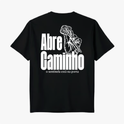 Camiseta com estampa traseira de mão segurando uma chave intricada ao lado das palavras "Abre Caminho" e uma frase menor abaixo, em estilo imponente.