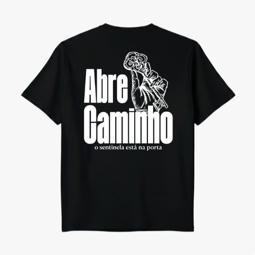 Camiseta com estampa traseira de mão segurando uma chave intricada ao lado das palavras "Abre Caminho" e uma frase menor abaixo, em estilo imponente.