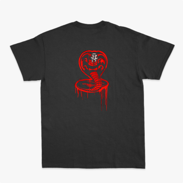 Camiseta com estampa frontal de "No Mercy Club" estilizado e estampa traseira de cobra com detalhes tribais e efeito gráfico de tinta escorrendo.