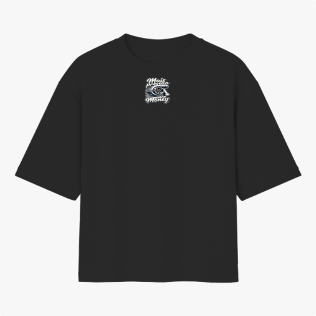 Camiseta com estampa frontal de um motor turbo estilizado e frase "Mais pressão, menos money" e estampa traseira detalhada com mesma temática.