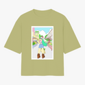 Camiseta com estampa frontal de personagem estilo anime em cenário urbano, com cabelos longos e verdes, usando chapéu e botas, cercada por prédios.