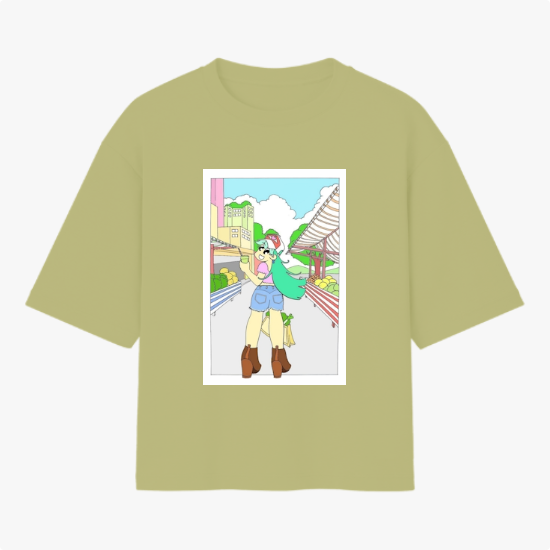 Camiseta com estampa frontal de personagem estilo anime em cenário urbano, com cabelos longos e verdes, usando chapéu e botas, cercada por prédios.