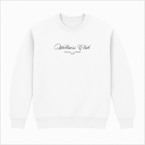 Moletom com estampa frontal de "Wellness Club" em estilo cursivo e detalhes de texto menores abaixo.